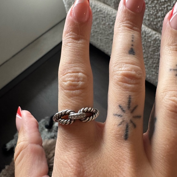 David Yurman Infinity-style cable ring in sterling silver with pavé diamonds. - Picture 5 of 5